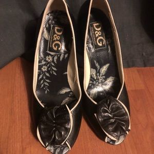 D&G peep toe pump